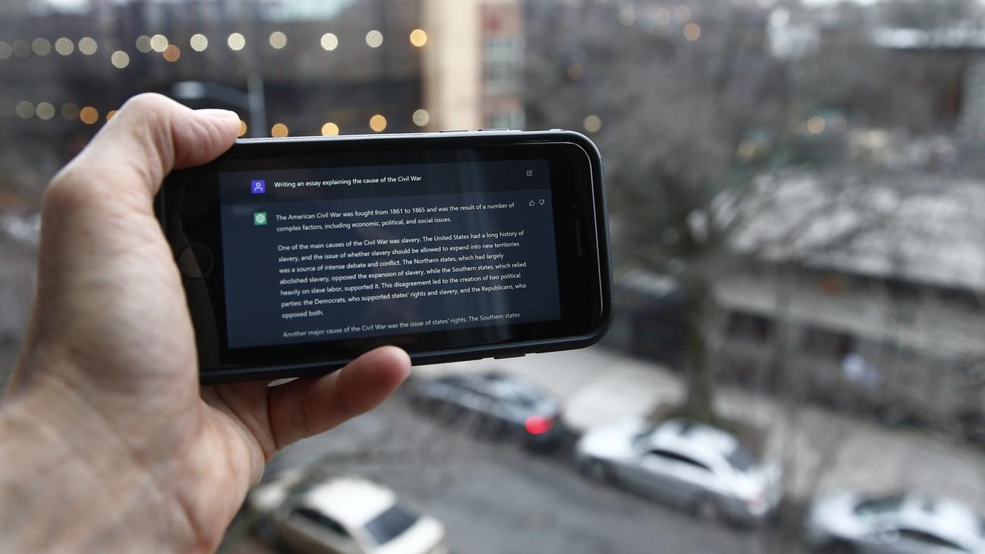 ChatGPT produce con uno solo click interi testi, temi o poesie