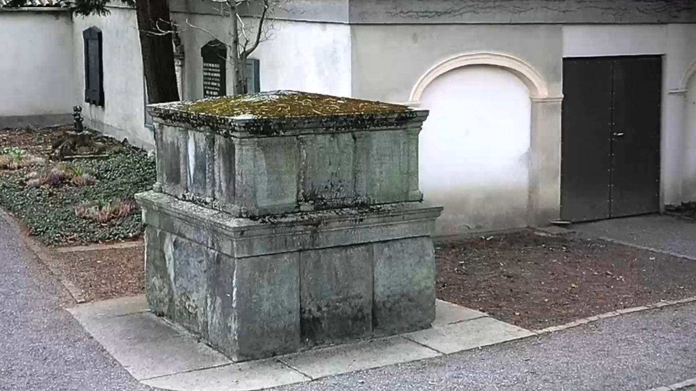 La "pietra nazista" in un cimitero di Coira scoperta da SRF