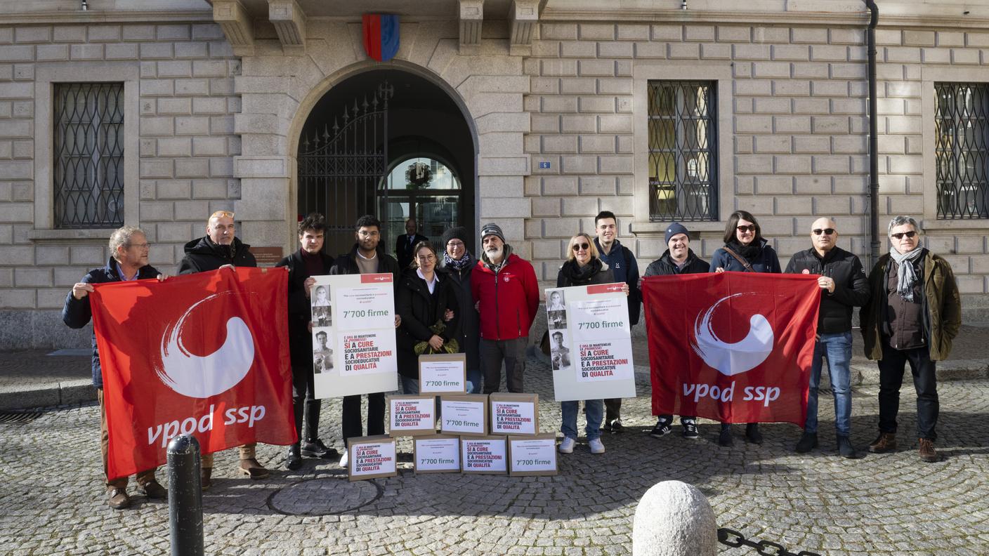 La consegna delle firme a Bellinzona