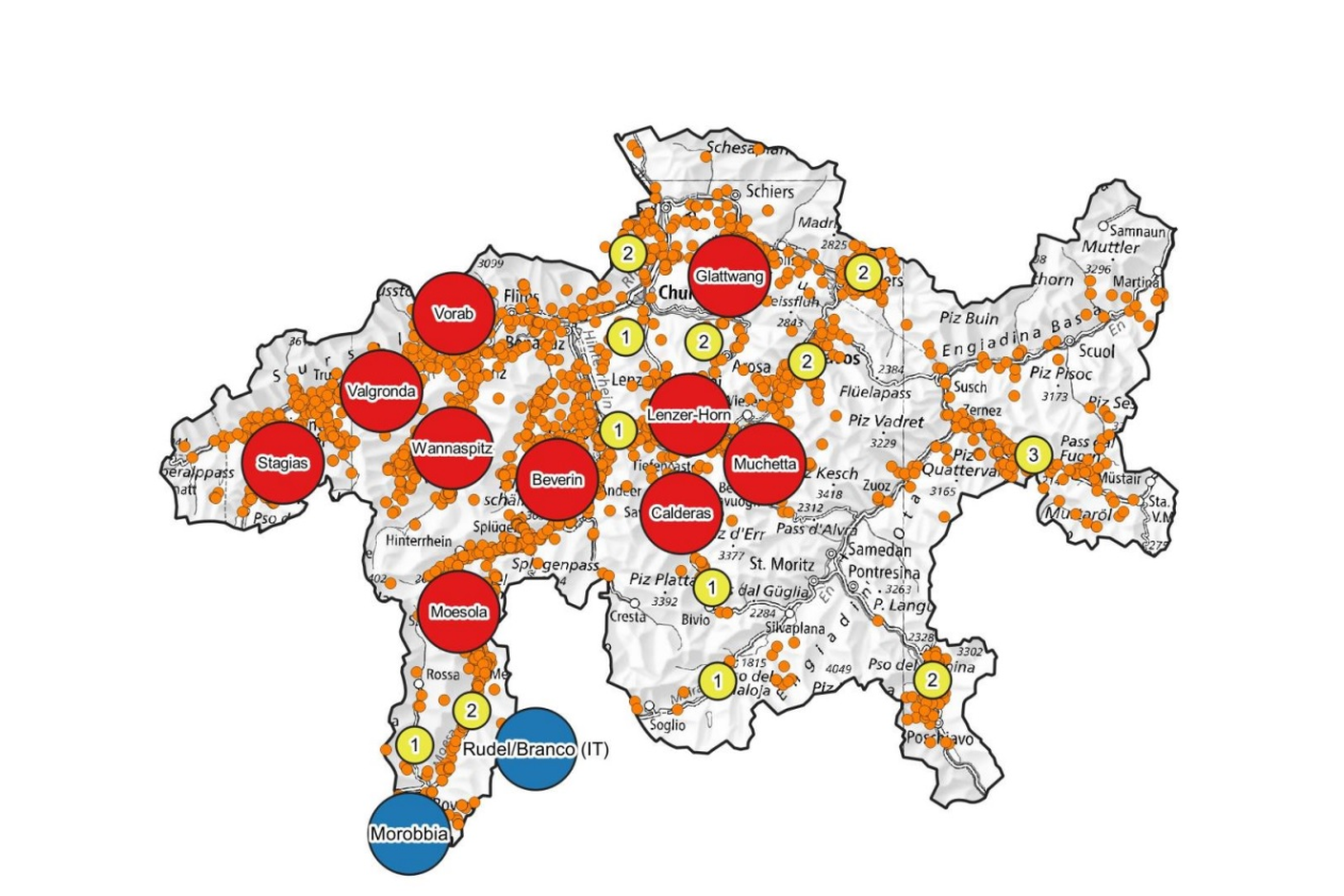 Punti arancioni: rilevamenti di lupo degli ultimi 12 mesi (al 15 febbraio 2023); punti rossi: branchi di lupi all'interno del Cantone; punti blu: branchi di confine; punti gialli: valutazione degli esperti in merito a lupi solitari sedentari o possibili coppie nel Cantone dei Grigioni al 15.02.2022 (il numero corrisponde al numero di lupi sedentari confermati nell'area).
