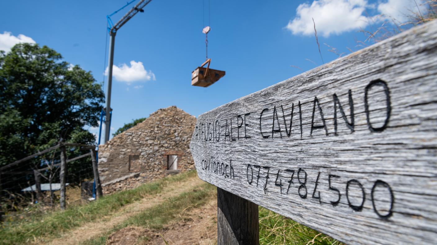 Un'immagine estiva della ristrutturazione della capanna all'Alpe Caviano