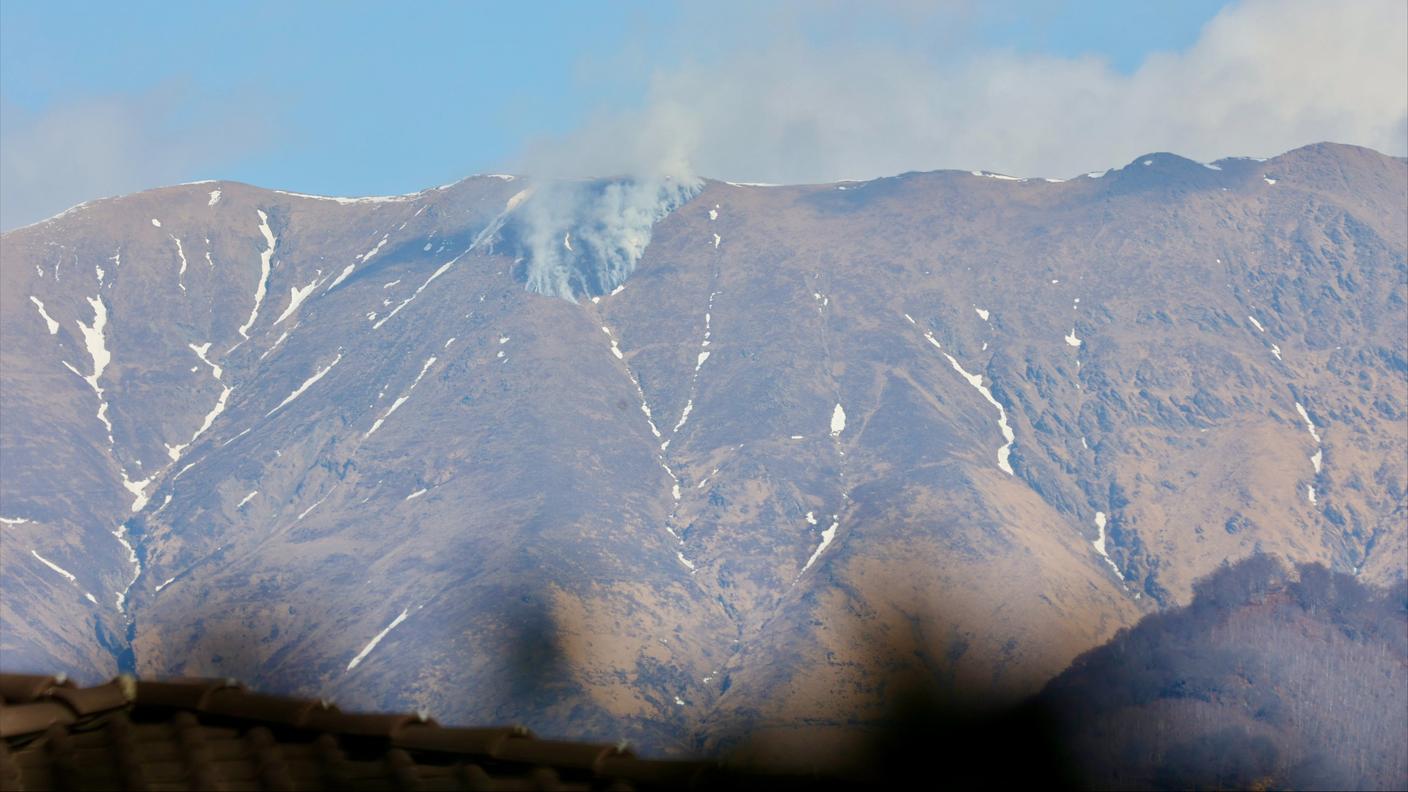 Il rogo scoppiato sotto la cresta del versante sud-ovest del Gazzirola