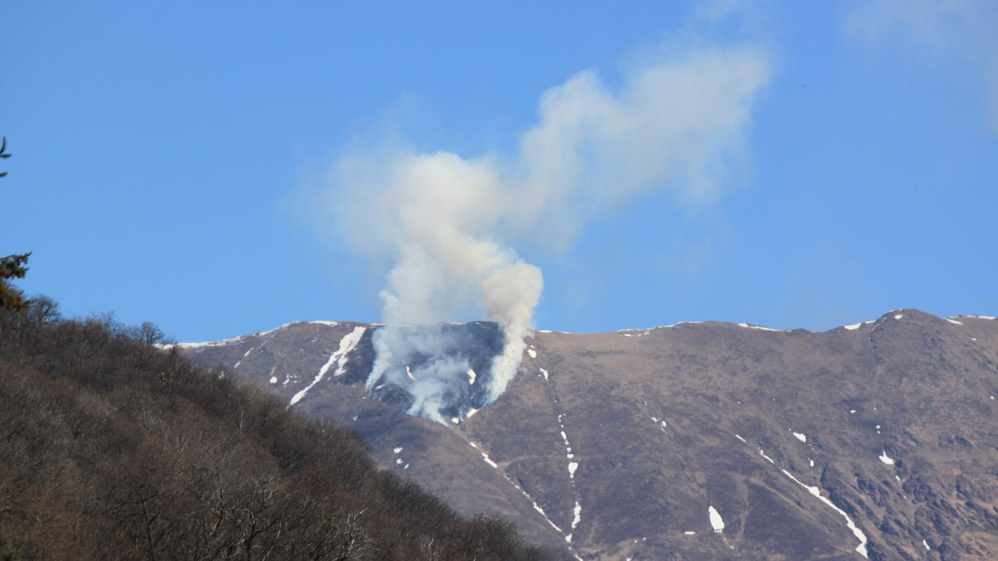 Le fiamme sono divampate poco sotto la cresta