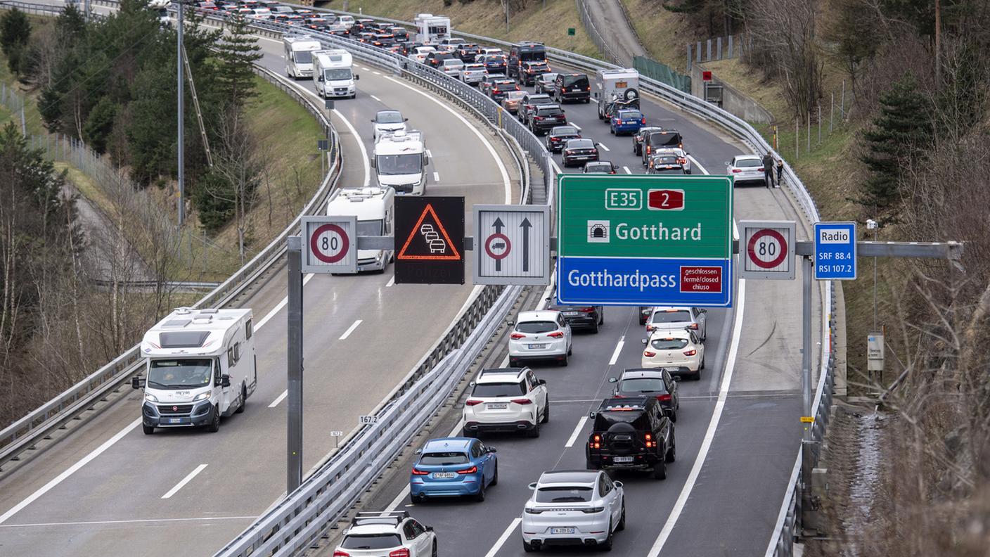 Lunghe attese per attraversare il tunnel autostradale del San Gottardo in direzione sud