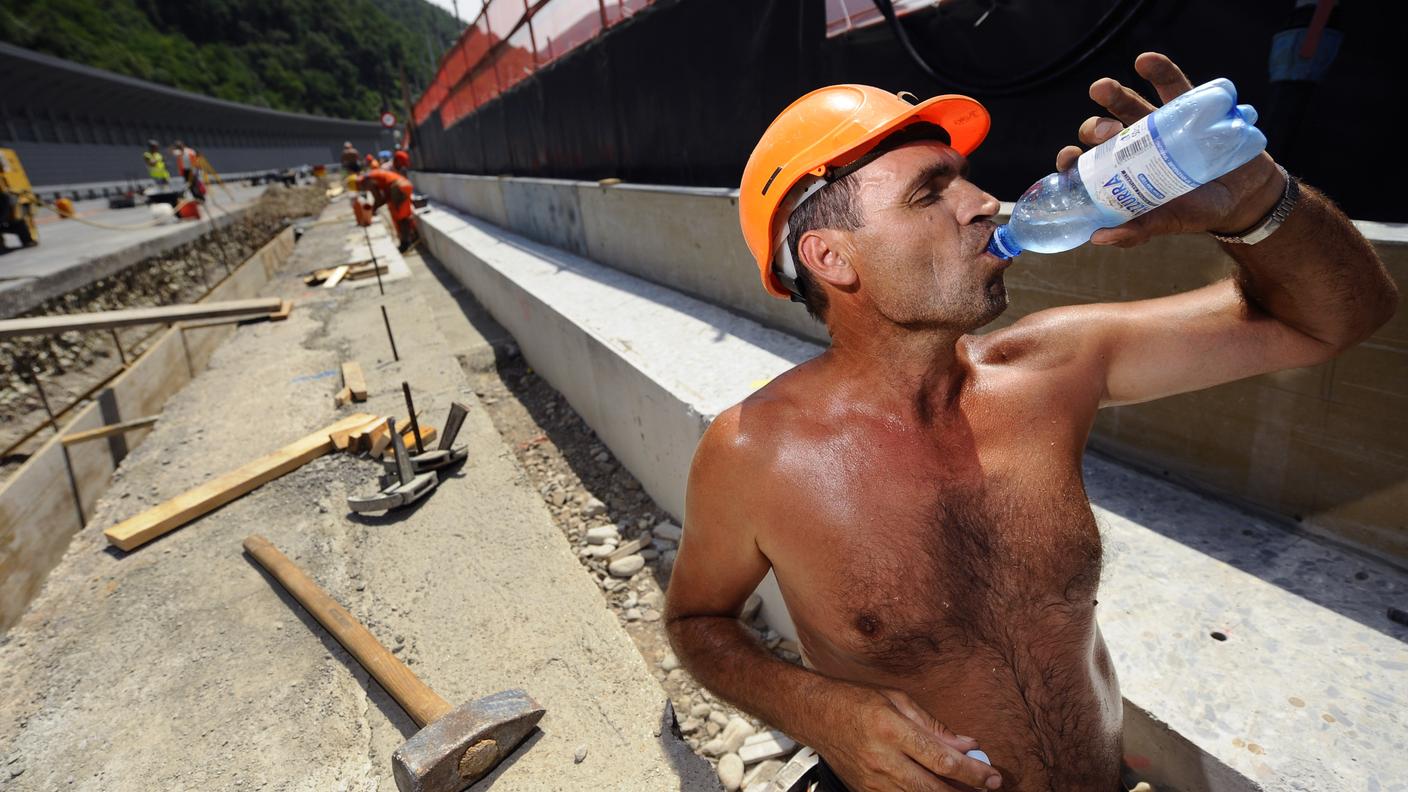 Bere molto è una delle principali raccomandazioni, a maggior ragione sui cantieri