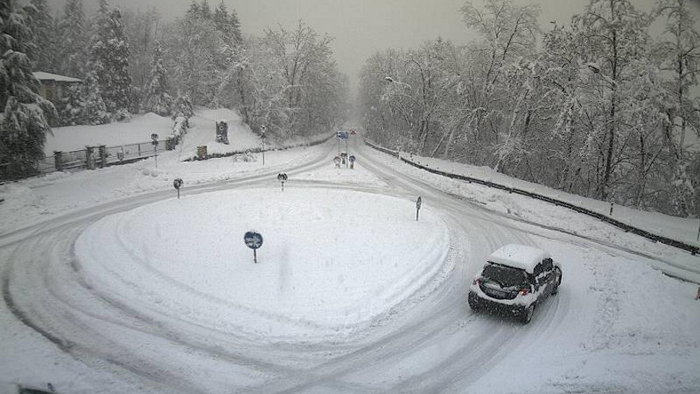 La rotonda di Ganna a Varese durante la nevicata di sabato