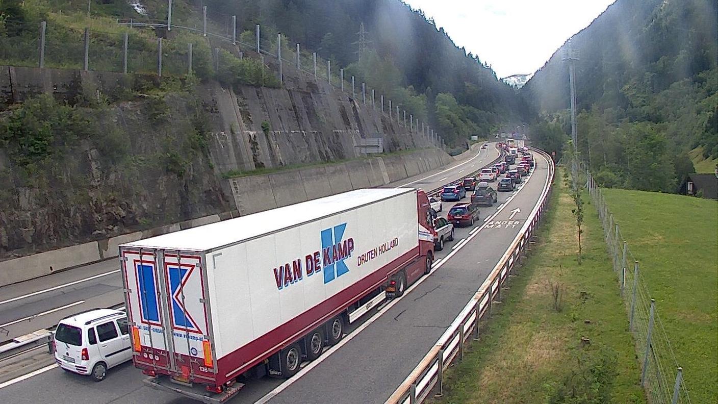 La coda di veicoli verso il Ticino si estendeva su oltre 5 km sabato al San Gottardo