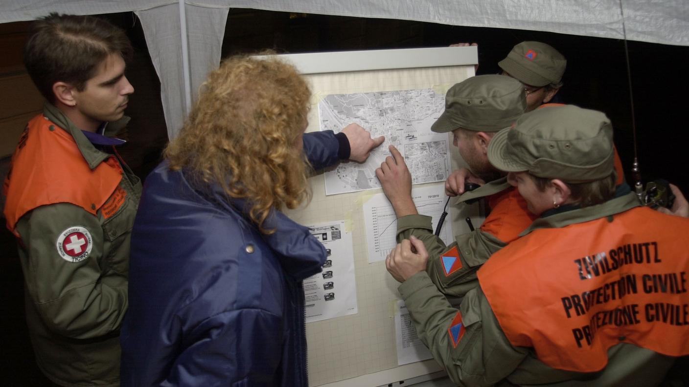 Militi della protezione civile impegnati in una Locarno sommersa dal Verbano nel settembre 2000