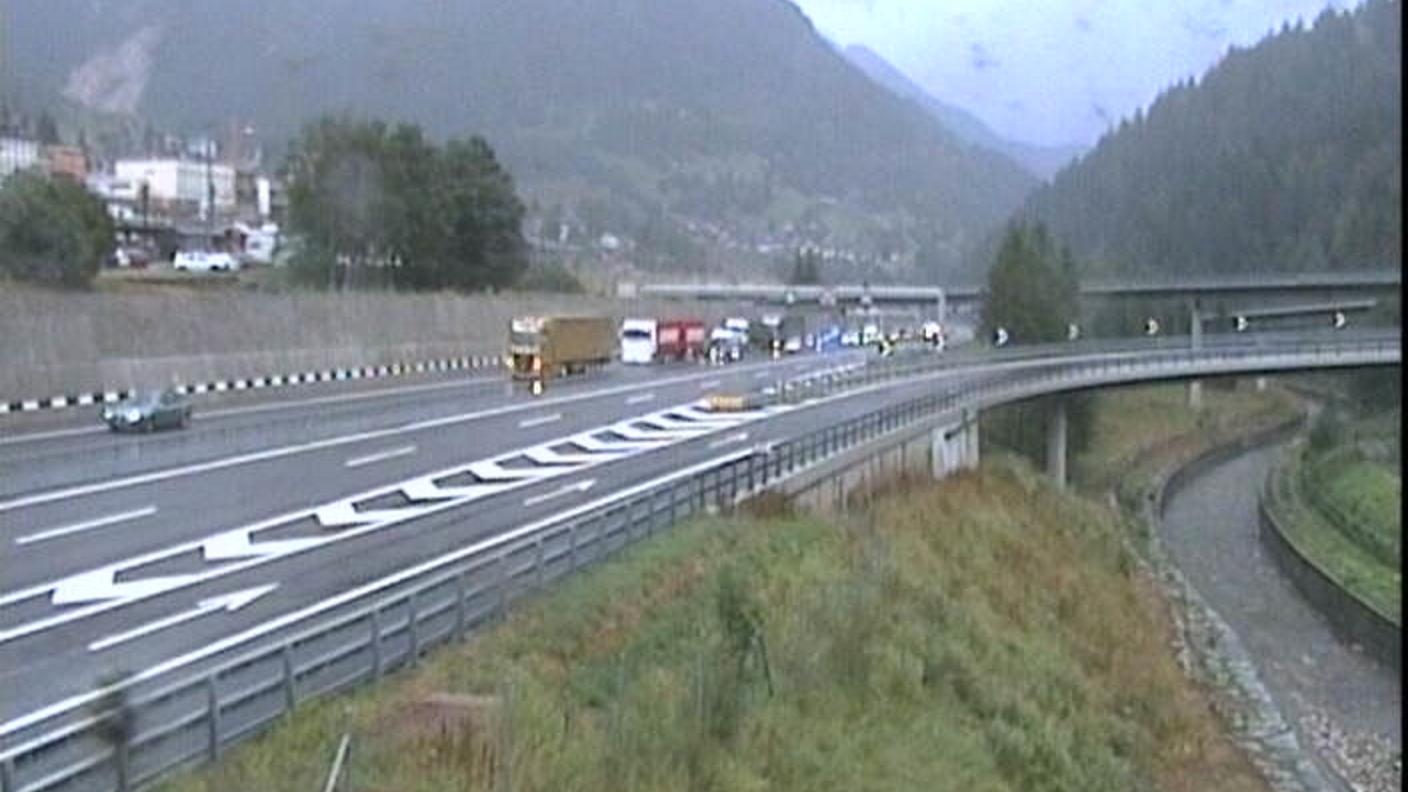 I veicoli in attesa d'attraversare il San Gottardo venerdì ad Airolo a mezzogiorno