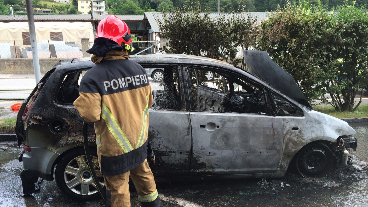 Auto in fiamme a Rivera