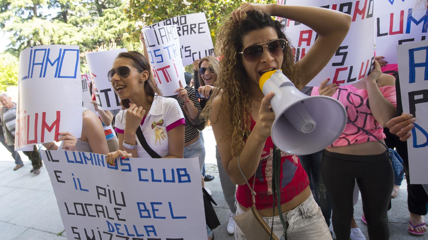 La protesta delle ragazze del Lumino's in Piazza Governo