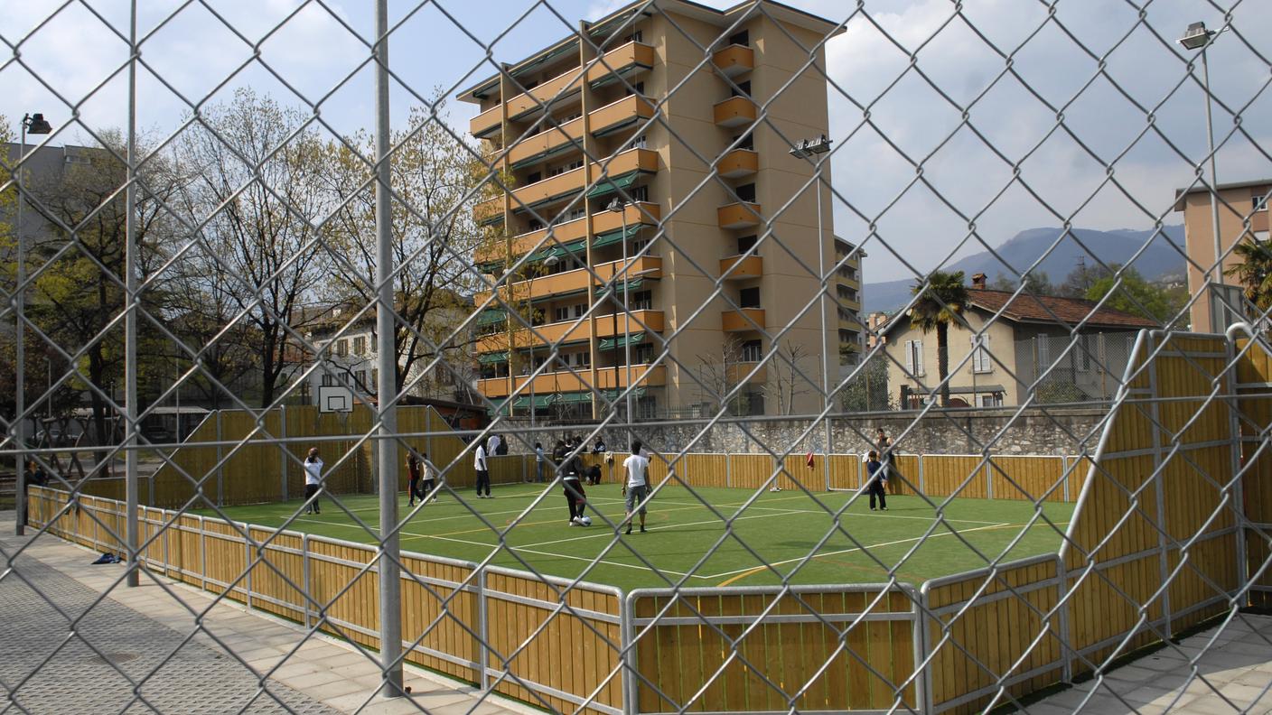 Il campo di calcio sintetico del parco divertimenti e giochi di Via Volta
