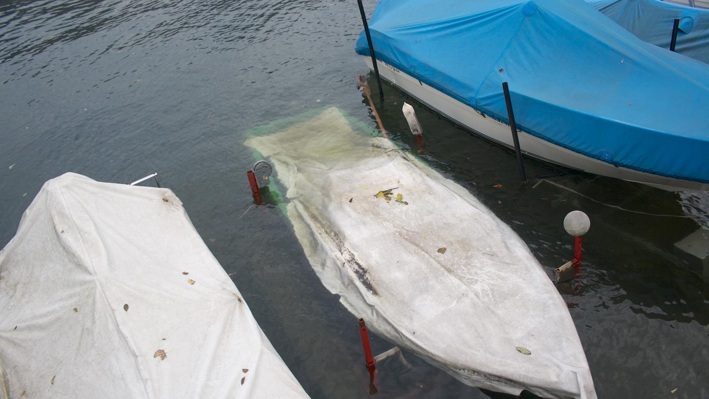 Barche sott'acqua a Brusino