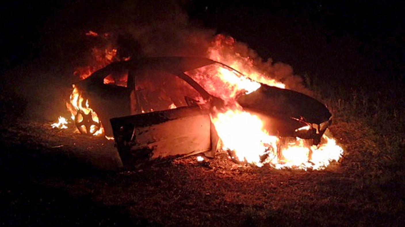 Il veicolo avvolto dalle fiamme