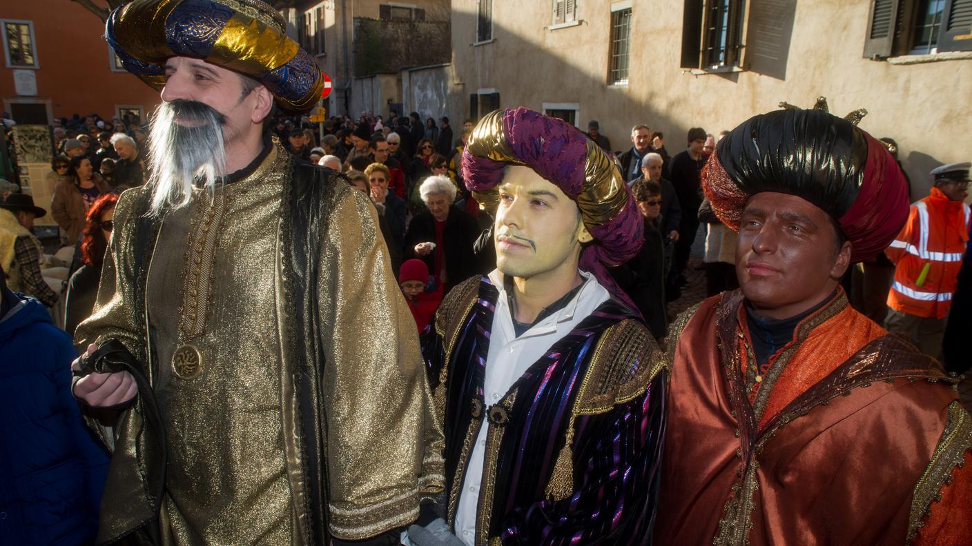 L'arrivo dei Magi alla chiesa del paese