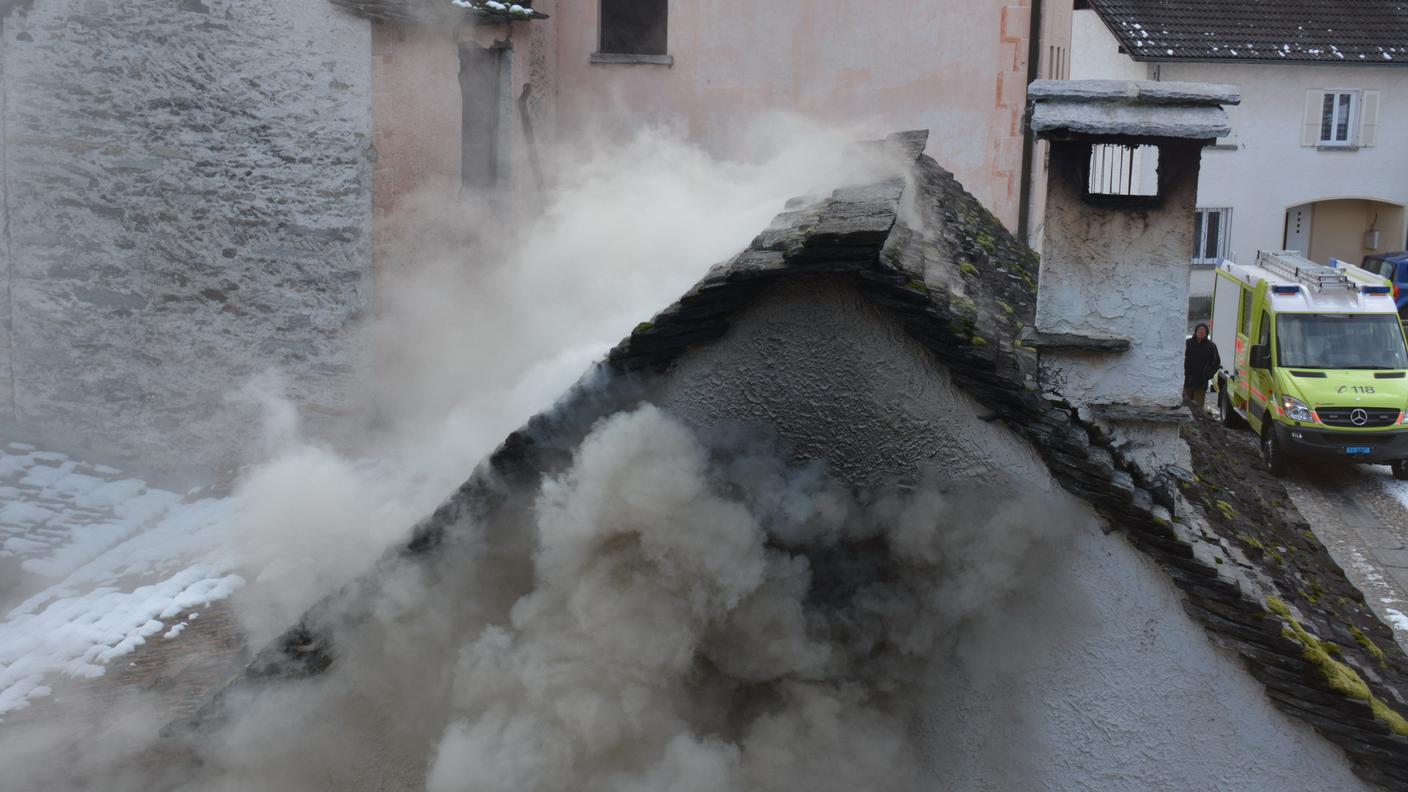 L'intenso fumo generato dal rogo