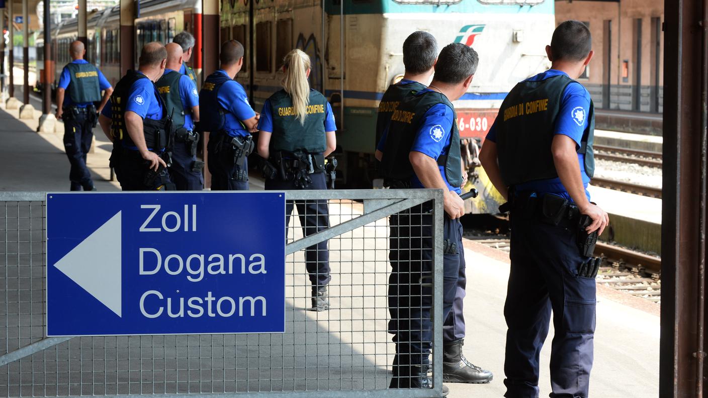 L'uomo è stato fermato in stazione dalle guardie di confine
