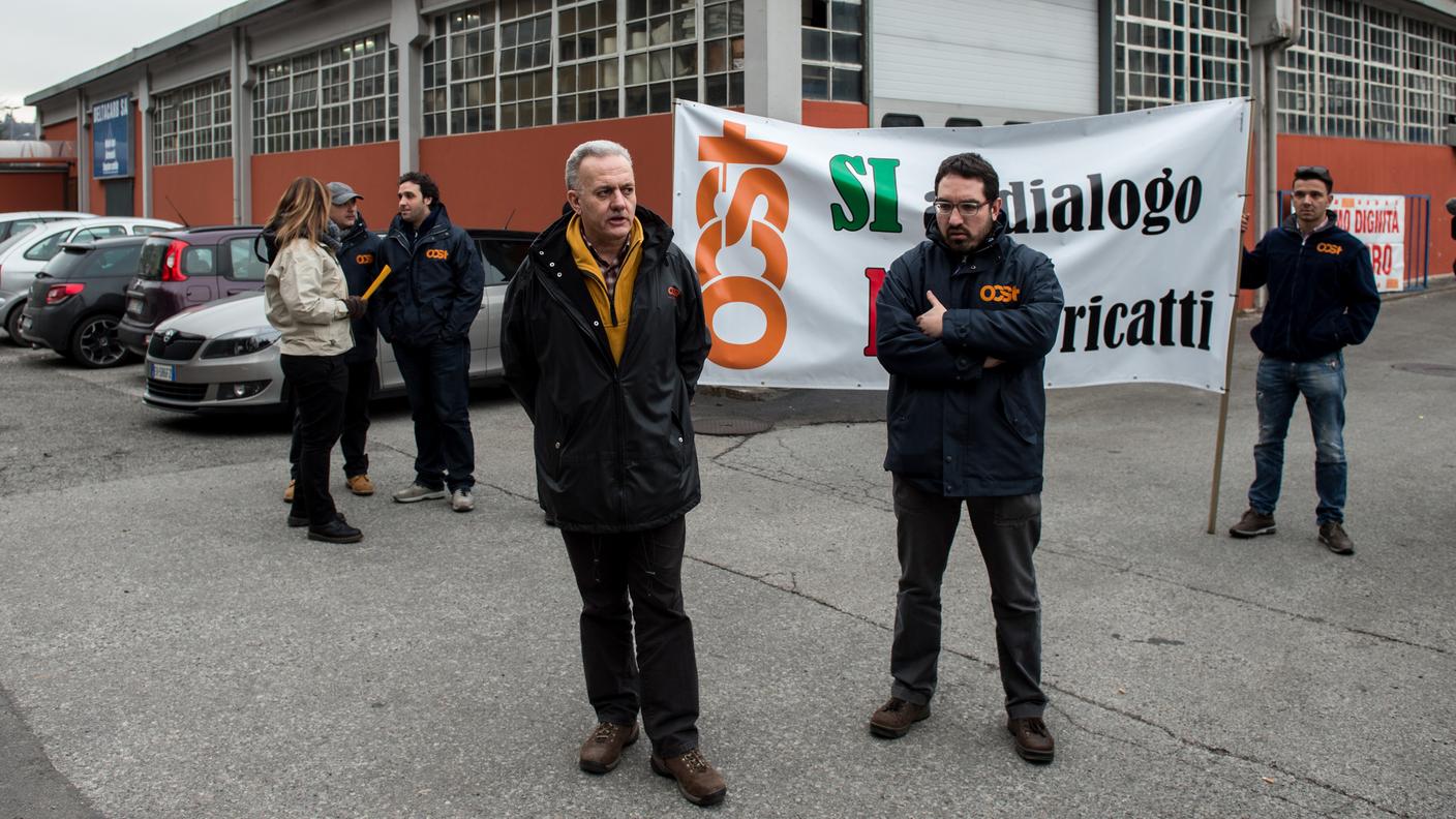 Sindacalisti OCST di fronte all'azienda