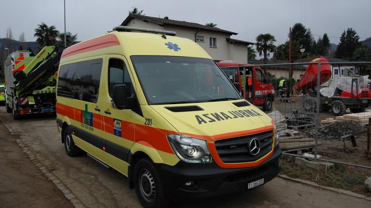 L'uomo è stato trasportato all'ospedale con un'ambulanza