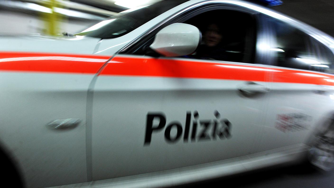 Il poliziotto non avrebbe riportato ferite gravi