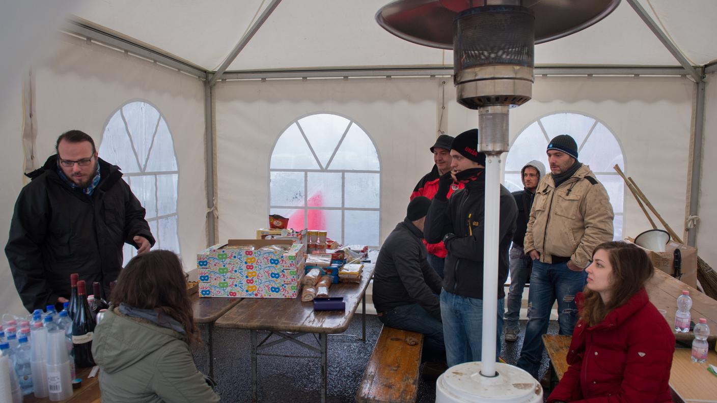 La tenda piazzata per mangiare al riparo dal freddo