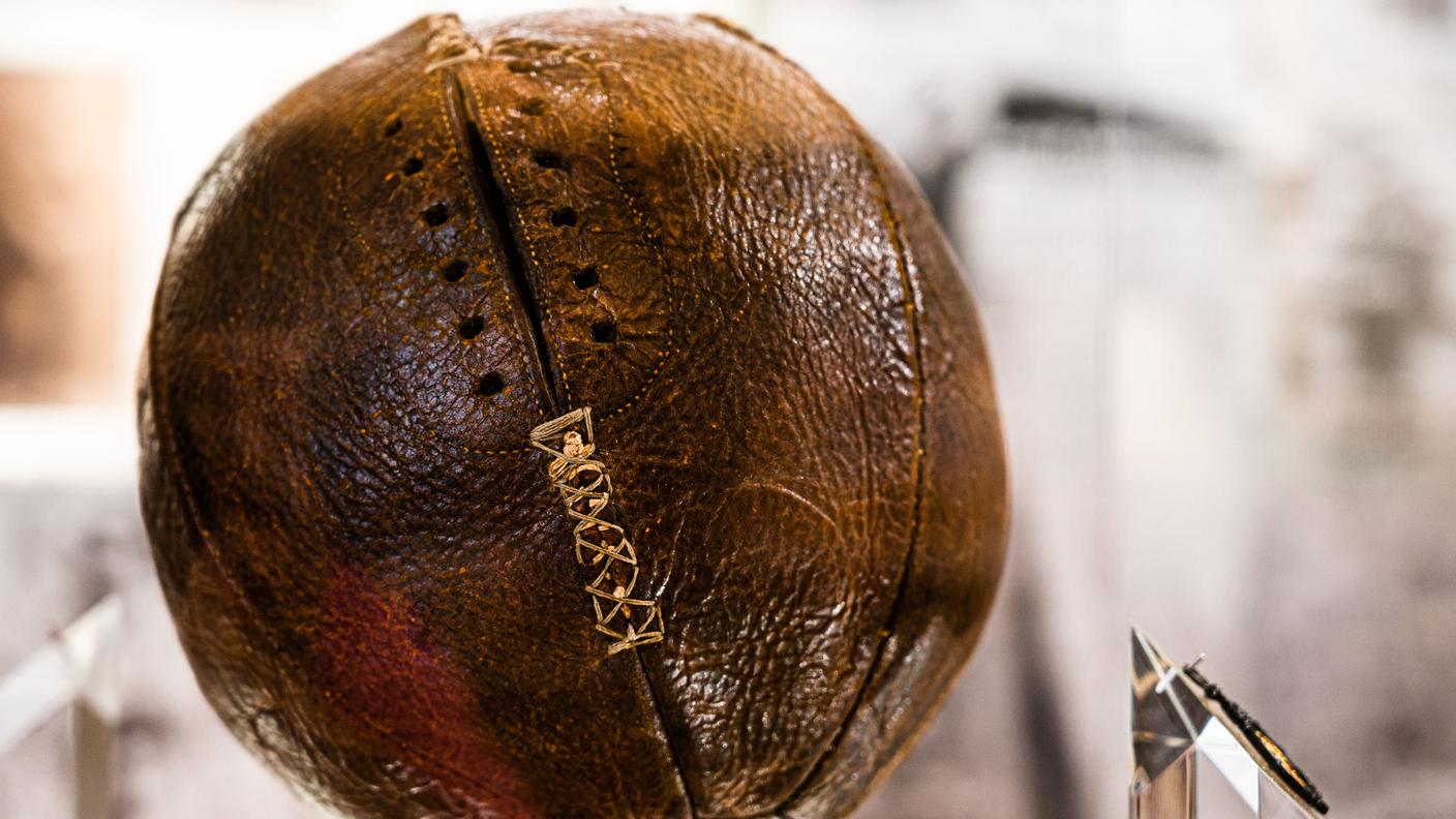 Il pallone usato nel primo campionato italiano disputato in una giornata l’8 maggio 1898 vinto dal Genoa