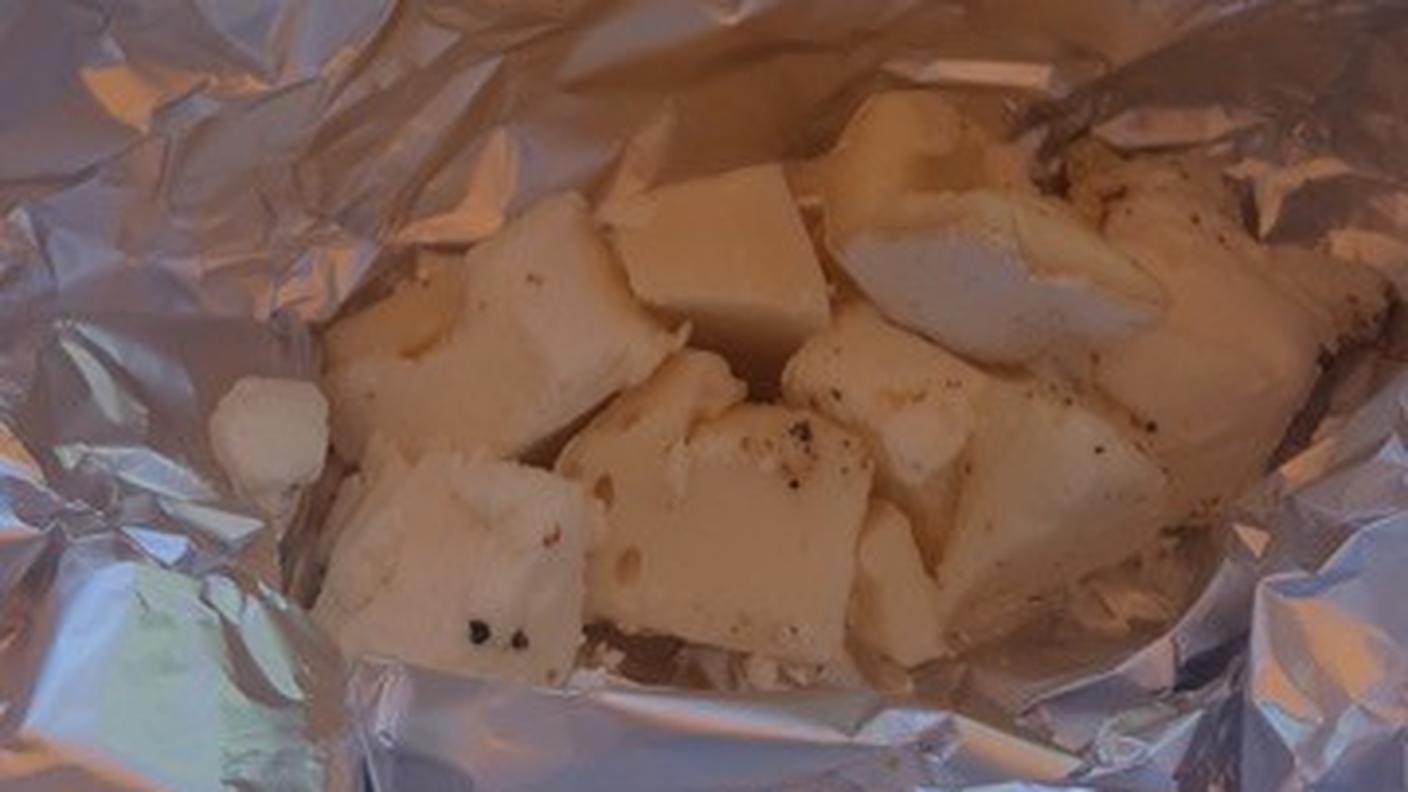 Oggi 16 aprile 2017, al Grotto Descanso a Gandria un po’ perplessi, ci hanno rifornito di carta alu per portare via il formaggio avanzato dal tagliere di formaggi .