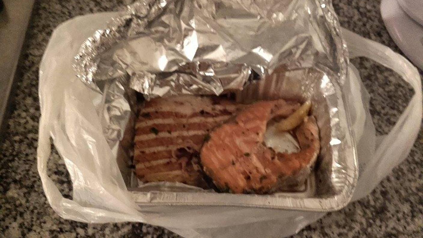 Ecco l'avanzo di un'ottima grigliata di pesce, porzione fin troppo abbondante per il mio stomaco. La Pizzeria del Sole di Pregassona è sempre pronta a preparare la Foodie Bag, non è la prima volta che chiedo di portare gli avanzi a casa.