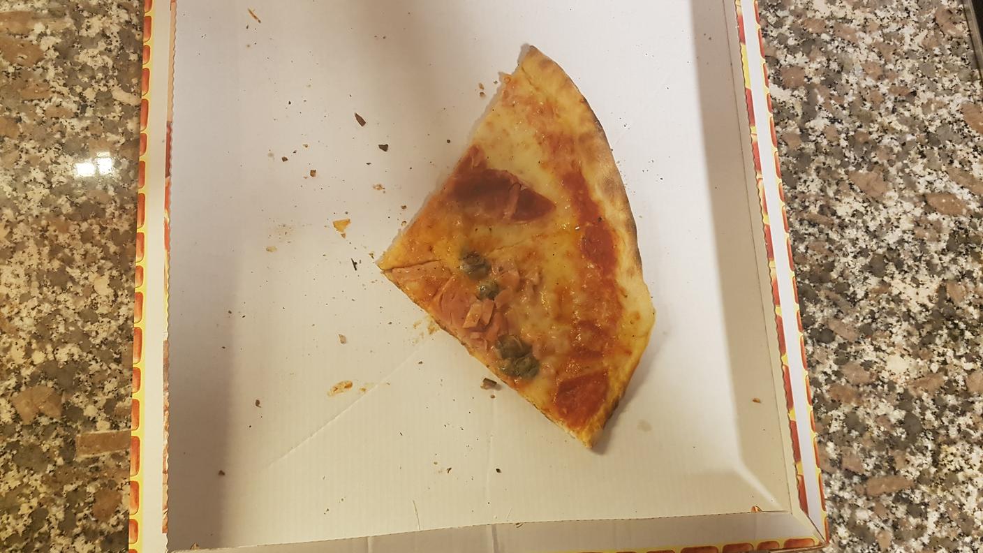 Oggi, domenica 12 marzo, sono stato presso il ristorante-pizzeria Carlino di Chiasso; non ho finito la mia pizza e ho chiesto se fosse possibile portarla a casa per mangiarla in seguito, la risposta è stata positiva. 