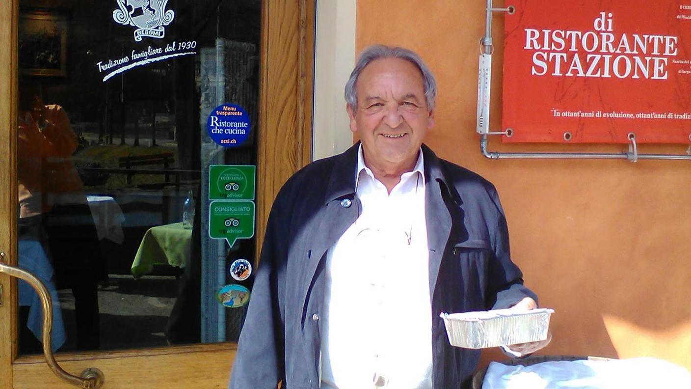 Buongiorno, la foto è stata scattata oggi 12 marzo alle ore 14:30 circa all' esterno del ristorante stazione di Tesserete. Come sempre faccio da una decina d'anni, nella scatola vi è il capretto che non ho mangiato poichè non avevo molta fame, comunque buonissimo.
