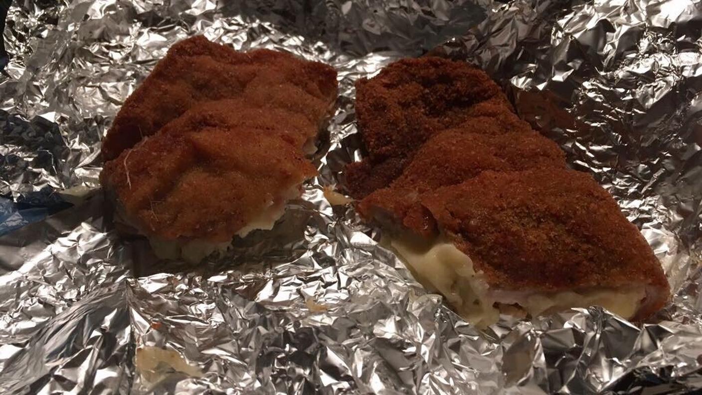 Questa sera (13.03) abbiamo cenato al ristorante Carlino di Chiasso e al termine il cameriere ci  ha chiesto se volessimo portare a casa il resto del Cordon bleu non finito. Abbiamo accettato di buon grado la richiesta.