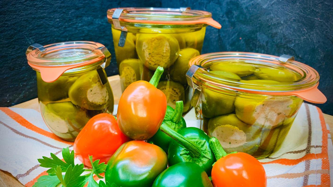 Peperoncini ripieni sott’olio della zia Gigia .jpeg