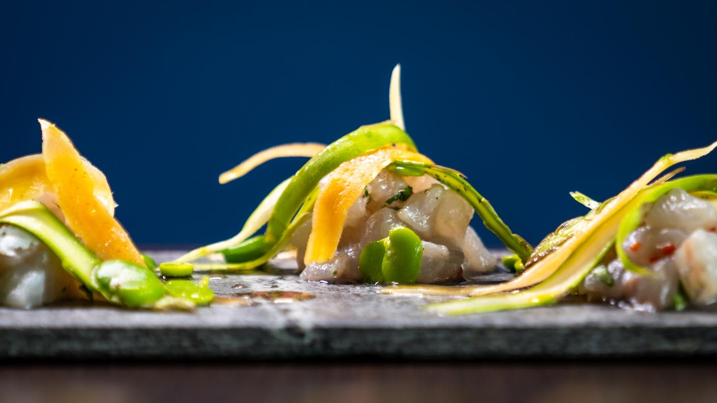 Ceviche di lucioperca con kombucha ai frutti rossi e verdurine croccanti