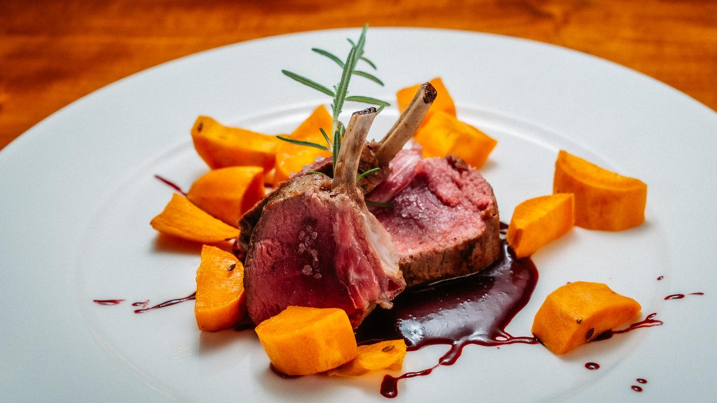 Carrè di agnello con salsa ai mirtilli e basilico e patate dolci al cumino