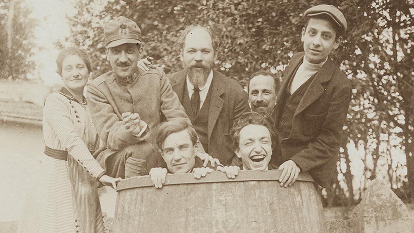 Depero, Clavel, Rosetta, Semënov e altre
persone giocano con una botte alla Saida
Capri, 1917
Fotografia d’epoca
8,8 x 8,4 cm
Mart, Museo di arte moderna e
contemporanea di Trento e Rovereto,
Collezione Esposito