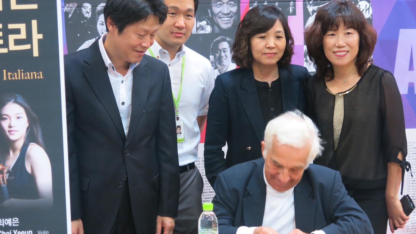 Il Maestro posa con i suoi fans coreani