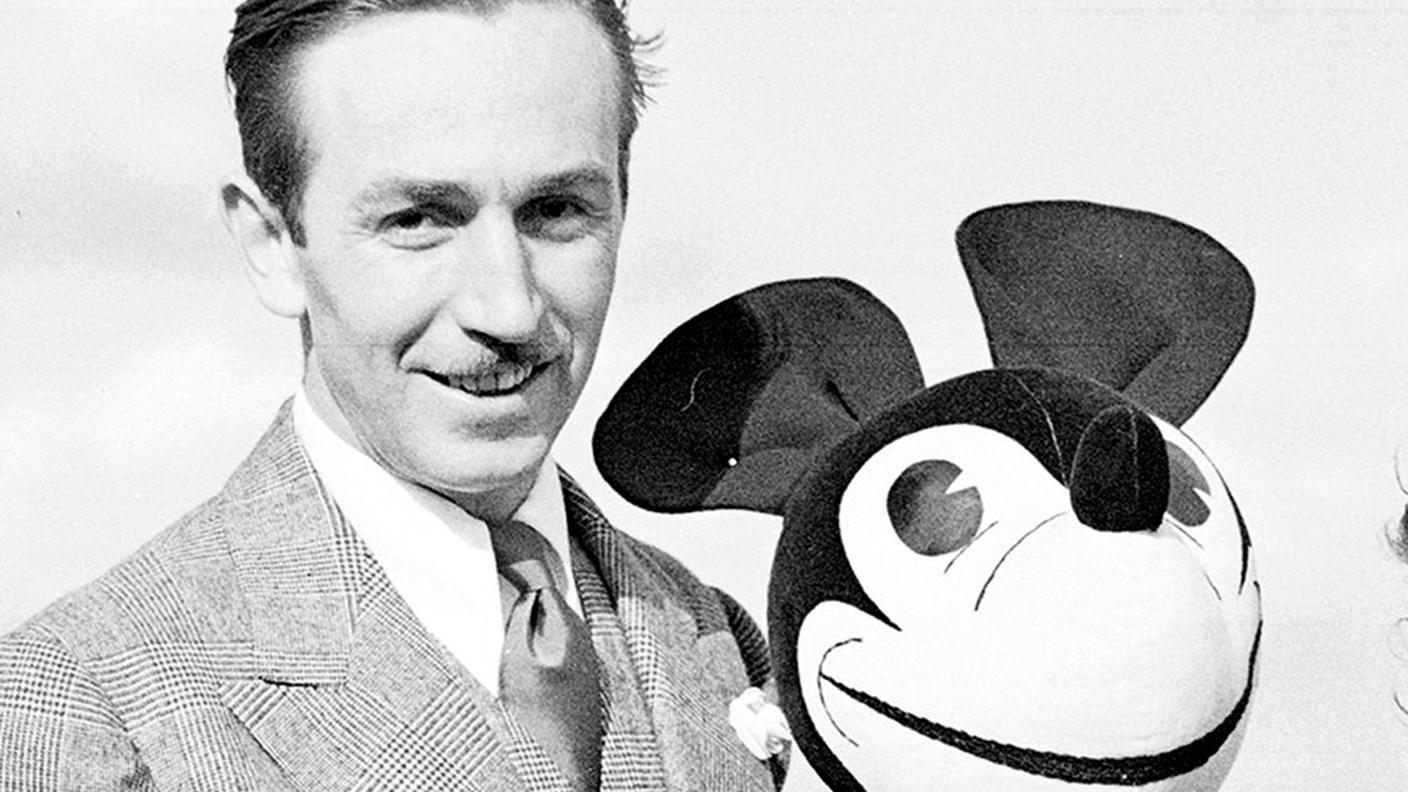 Walter "Walt" Disney (1901-1966) in posa per una foto con la bambola di Micky Maus, Londra, 1935