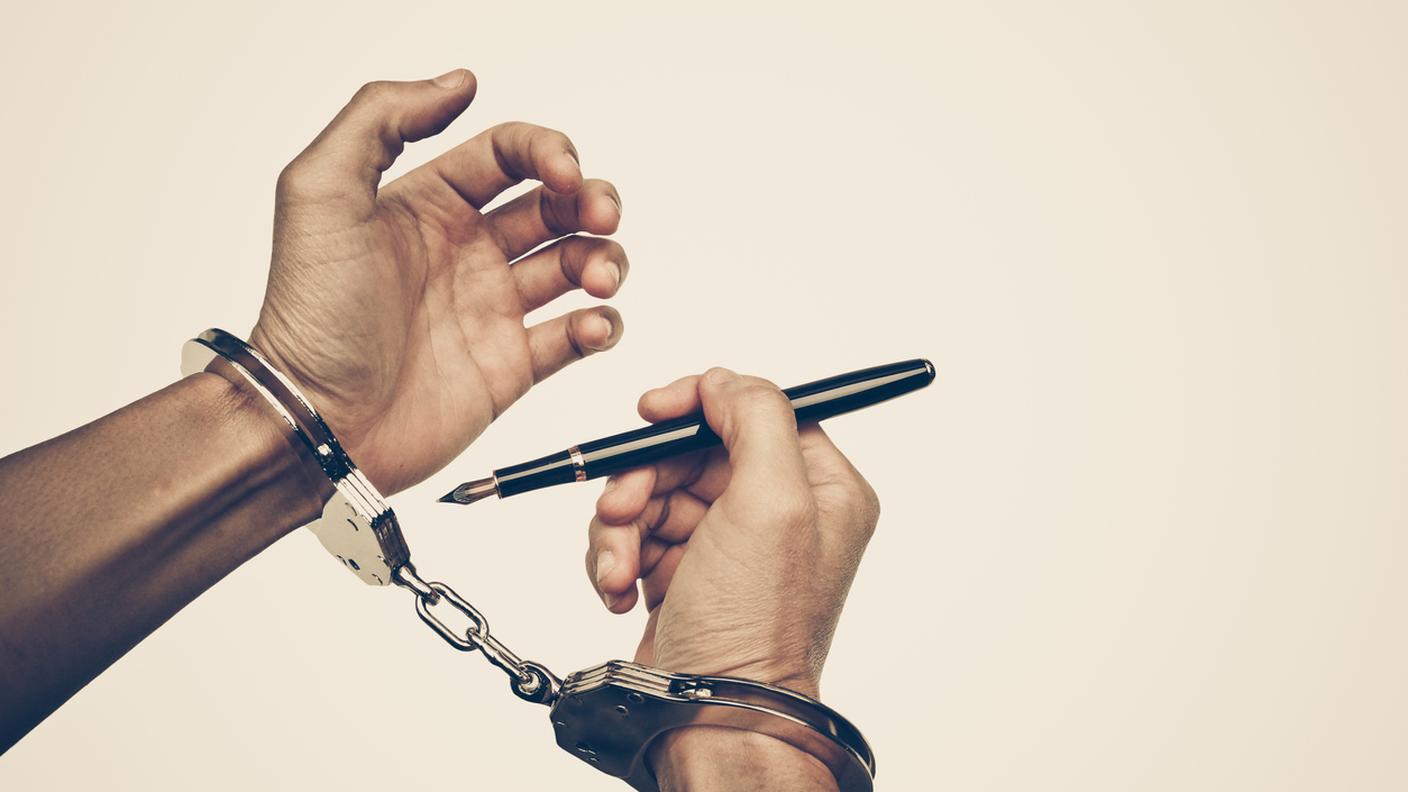 Uomo prova a liberarsi dalle manette utilizzando una penna