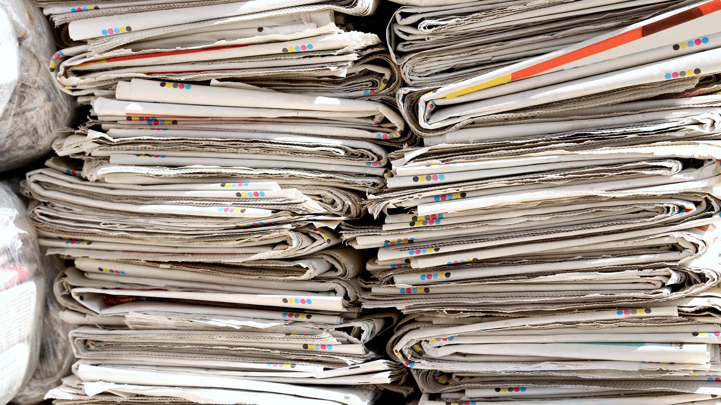 Pila di giornali già letti all' ecocentro
