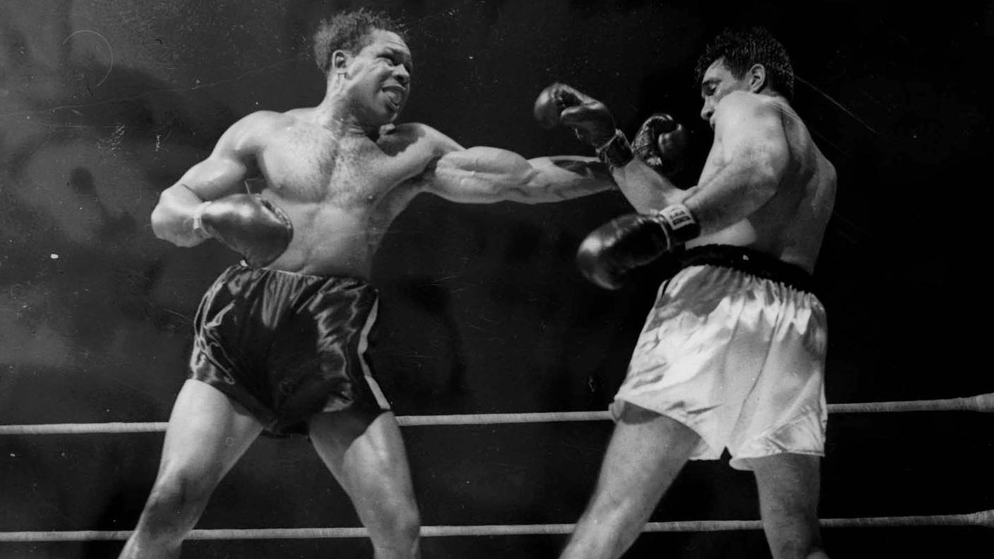 Archie Moore, a sinistra, affronta Joey Maxim nel terzo round della loro lotta per il titolo di campione dei pesi massimi leggeri, in questa foto d'archivio del 17 dicembre 1952 a St. Louis, Missouri