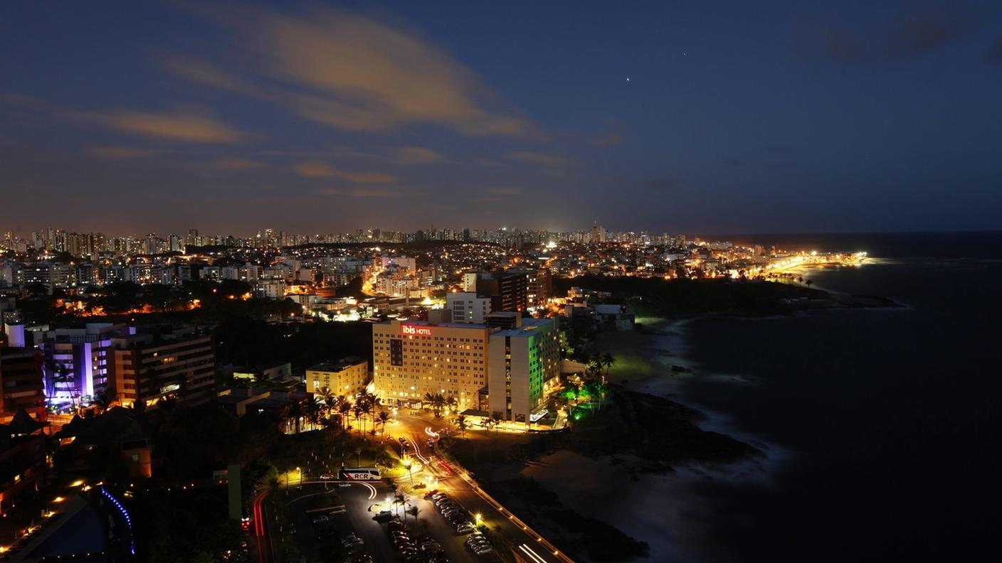 Immagine della città di Salvador de Bahia (Brasile) di notte