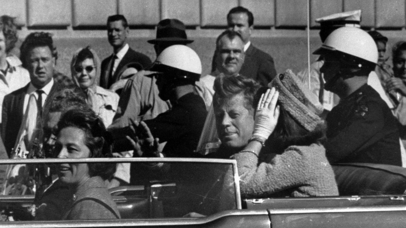John Fitzgerald Kennedy pochi istanti prima di essere assassinato a Dallas, Texas, 22 novembre 1963