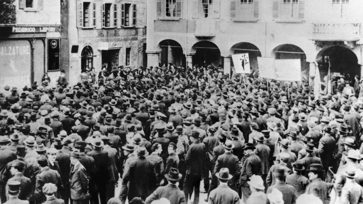 1918: i lavoratori si radunano in piazza a Bellinzona