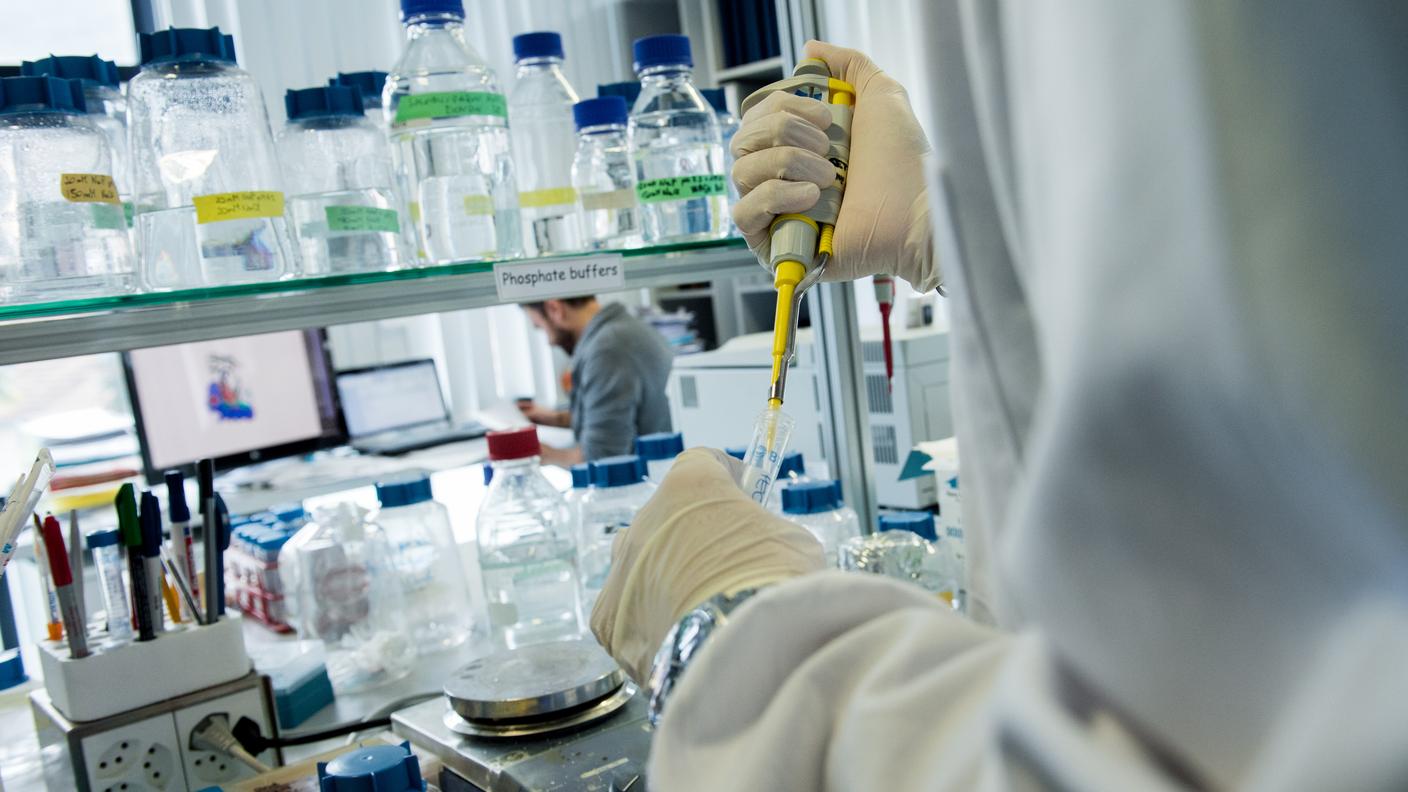 Istituto di ricerca in Biomedicina IRB. Nella foto le mani di uno dei ricercatori dell'IRB al lavoro all'interno dei laboratori dell'Istituto