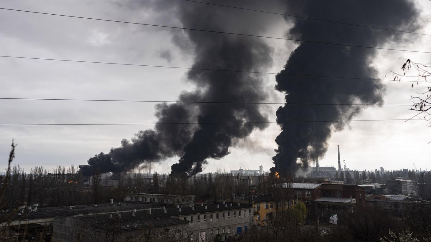 Il cielo sopra la città portuale nel sud dell'Ucraina