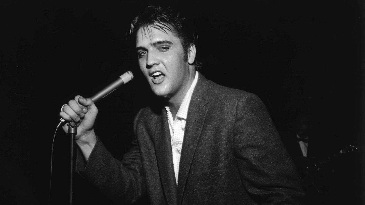 Il cantante statunitense Elvis Presley (1935-1977) si esibisce a Mempshis, 1956