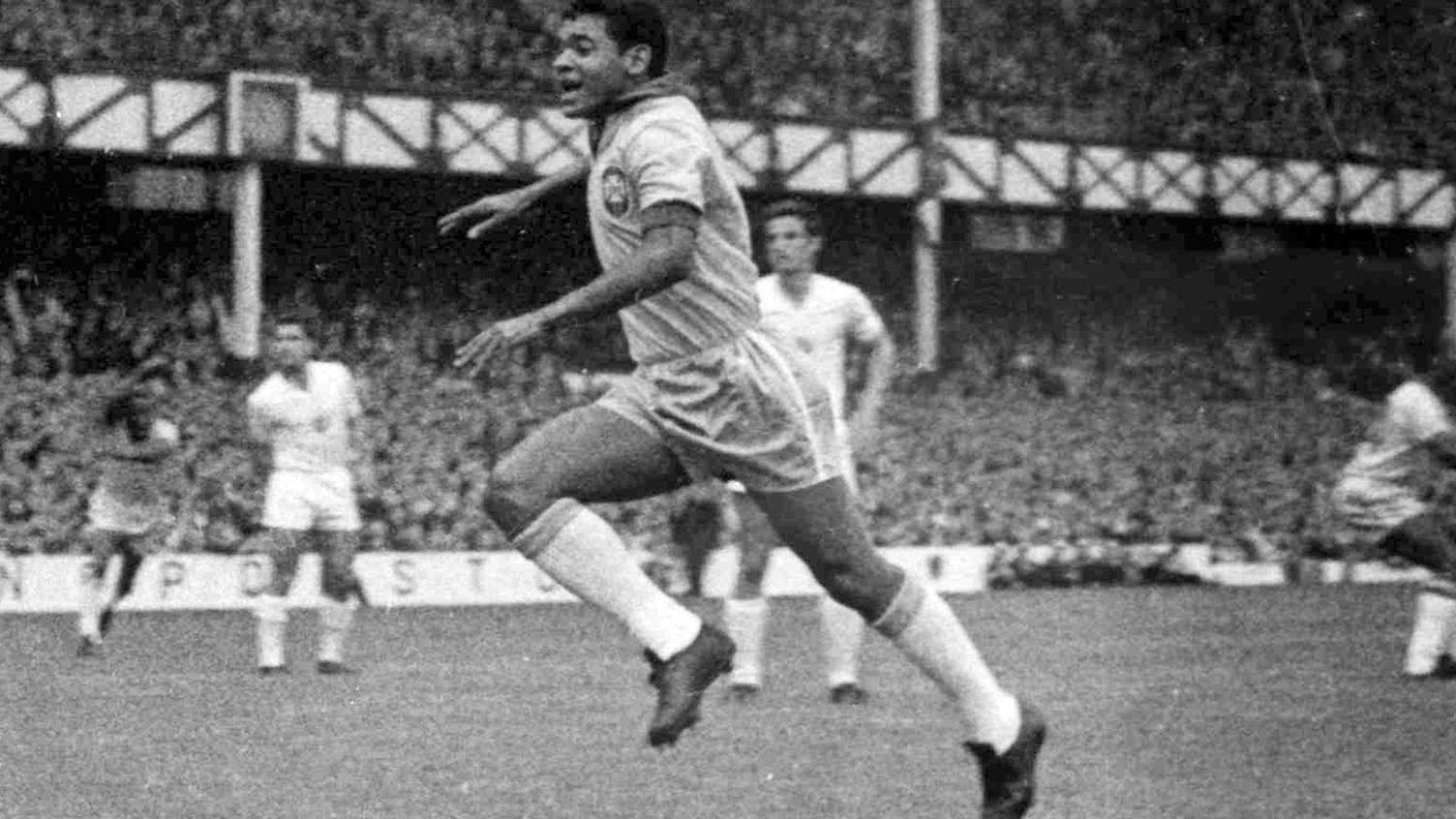 Garrincha segna il 2-0 del suo Brasile contro la Bulgaria, mondiali Inghilterra 1966