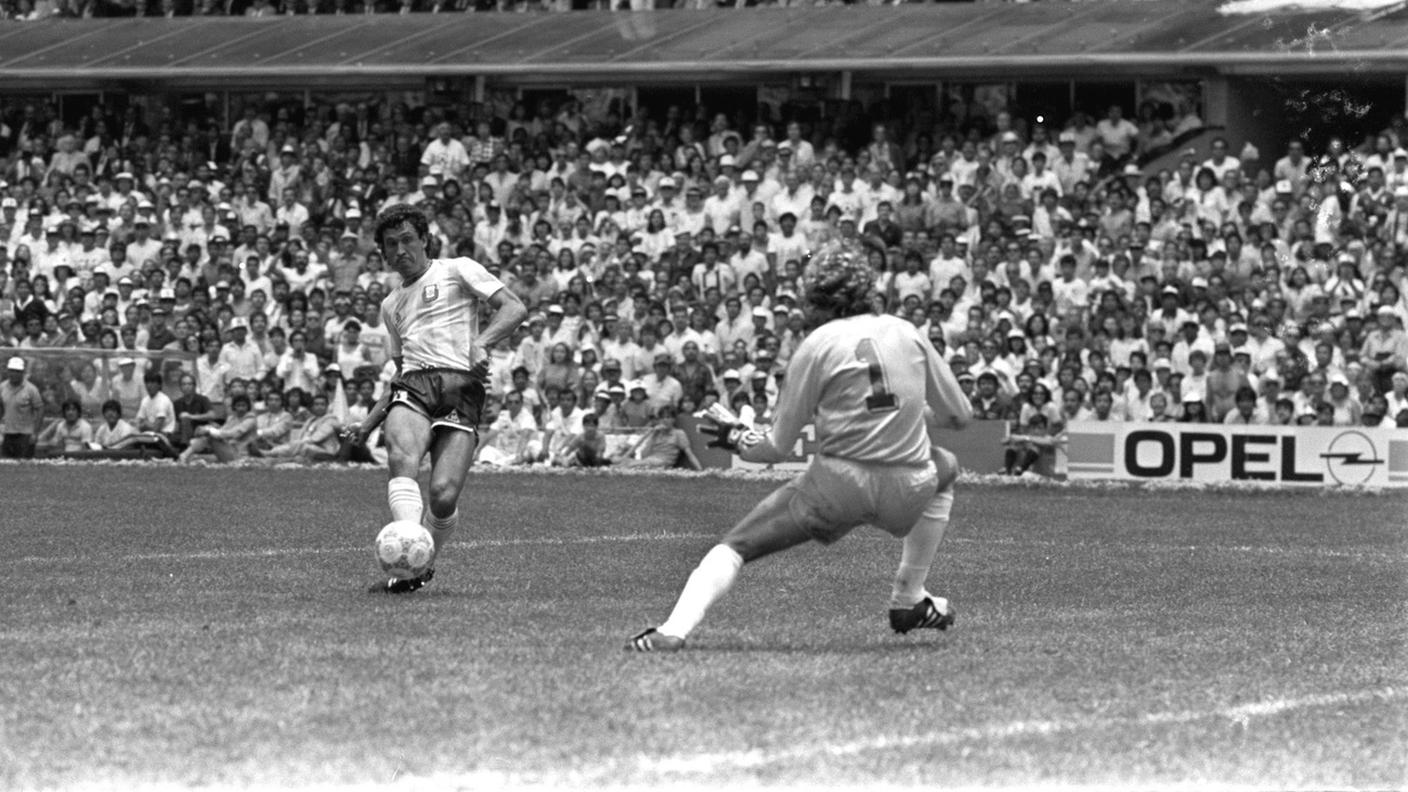 L'argentino Jorge Valdano (sinistra) cerca di segnare contro il portiere tedesco Harald "Toni" Schumacher, Città del Messico 1986