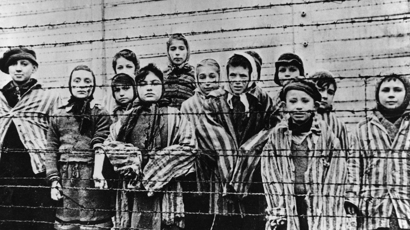 Una foto scattata subito dopo la liberazione dell'esercito sovietico nel gennaio del 1945 mostra un gruppo di bambini che indossano le uniformi dei campi di concentramento.