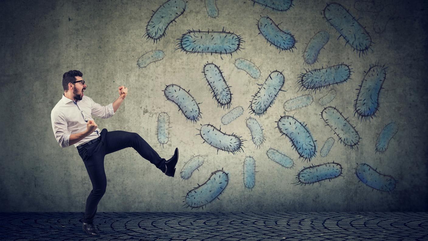 Ogni giorno il nostro corpo respinge un numero enorme di virus e batteri, eppure il nostro sistema immunitario non distrugge i nostri organi. Come mai? 